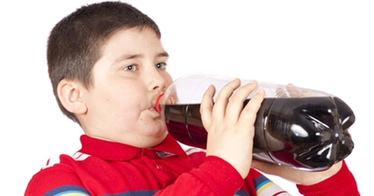 Sử dụng quá nhiều nước có gas ảnh hưởng tiêu cực tới sức khoẻ của trẻ